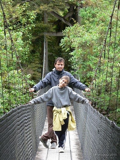 12.53- Pascal et Bastien sur le pont suspendu.JPG